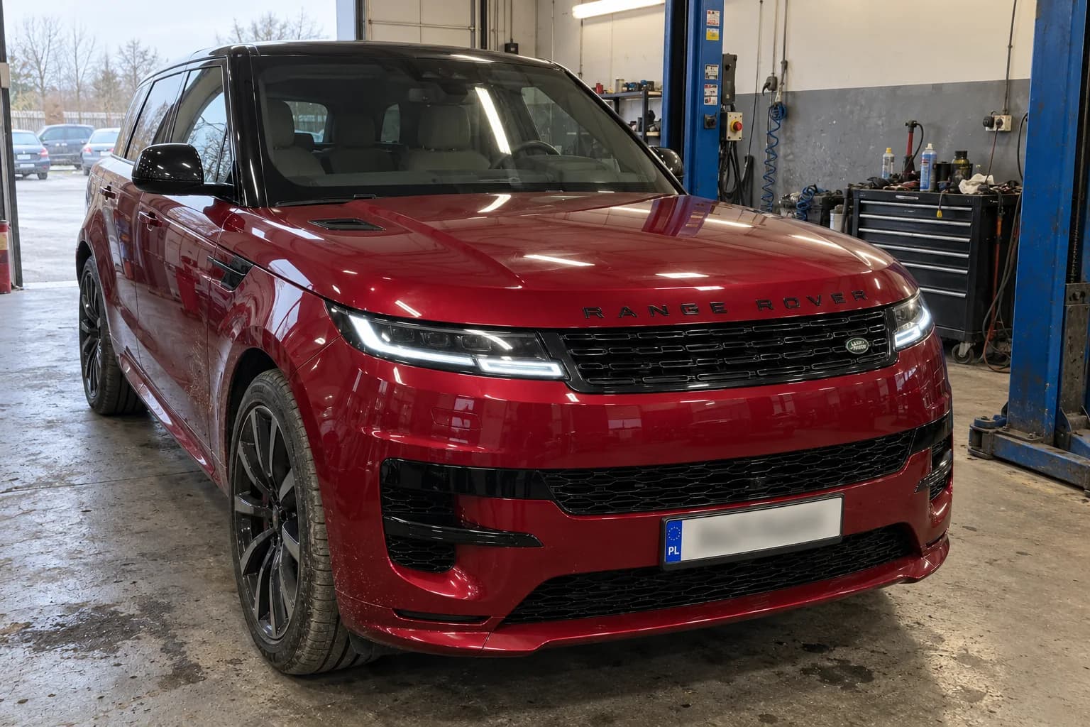 Wizualizacja Range Rovera Sport w warsztacie, w stylu zdjęcia telefonem