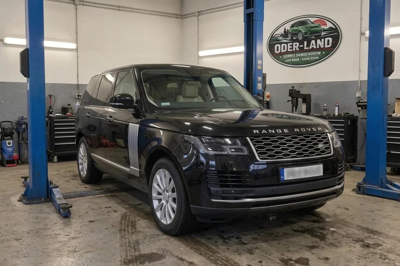 Wizualizacja AI: czarny Range Rover L405 Vogue Autobiography na stanowisku w warsztacie OderLand